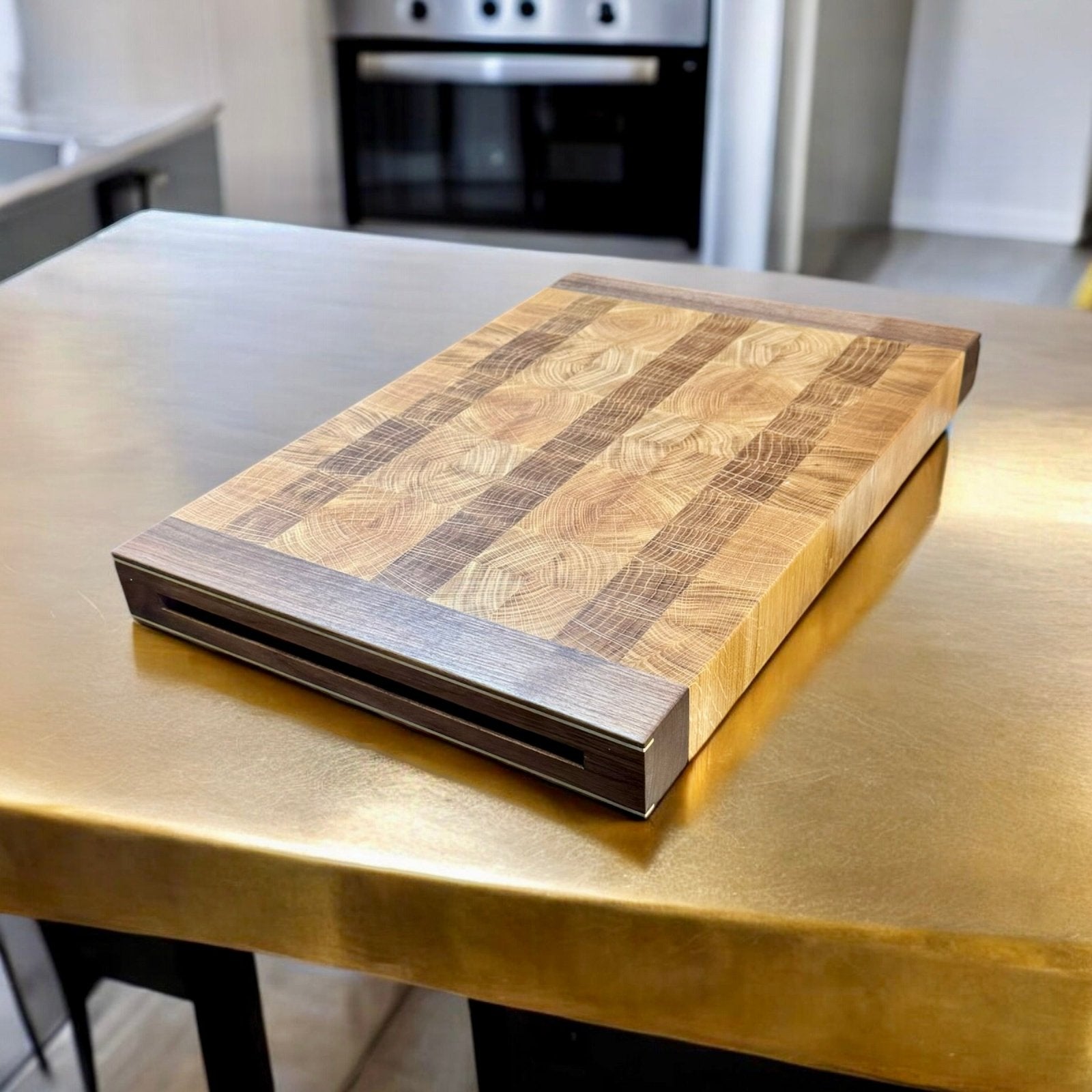 Skærebrætter fra Rune - Jakobsen Woodworks. 'Chefs board' 55x35x5 cm skærebræt med kerne i endetræ og retvendt håndgreb med messingdetaljer Eg kerne - valnød håndgreb Med saft rille _RNJ/CHFS/50X30/EGKE/MEDS/SKÆRE/858/03