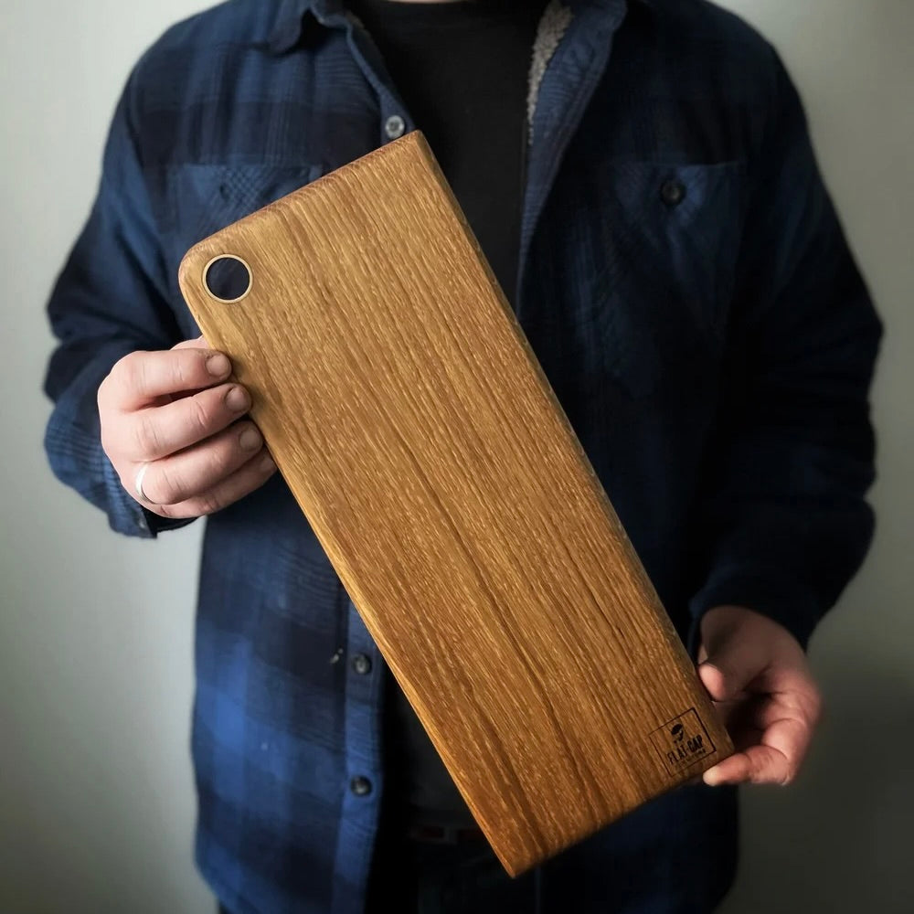 Petite planche de service en chêne massif avec anneau en laiton 40x15 cm