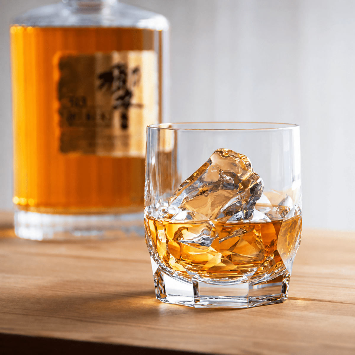 Whiskyglas i krystal, 250 ml – Model F, lille format med markante, rolige snit, Kagami Crystal