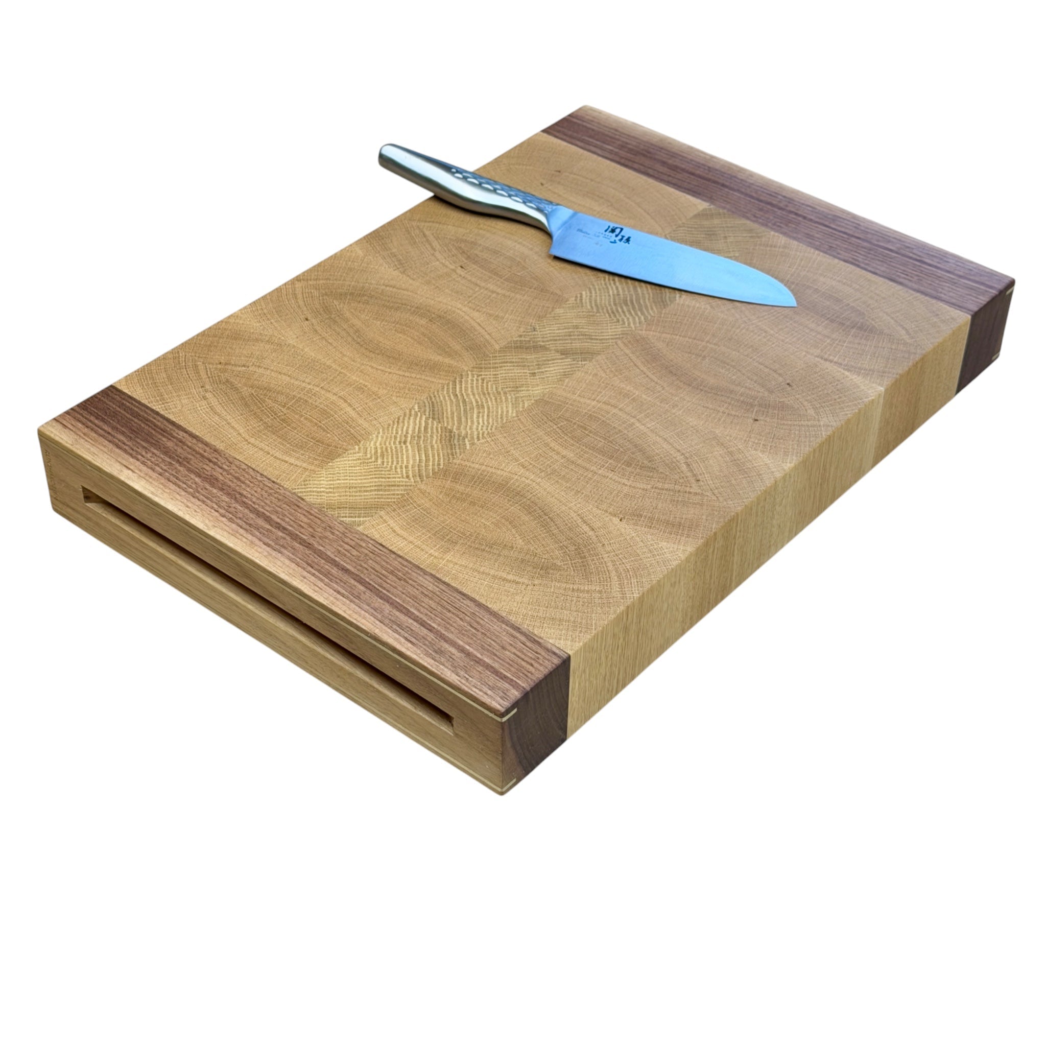 Rune - Jakobsen Design Chefs Board. 5 cm tykt skærebræt med kerne i endetræ og retvendt håndgreb med messingdetaljer. Størrelser fra 40x30 cm - 60x40 cm Skærebrætter_28