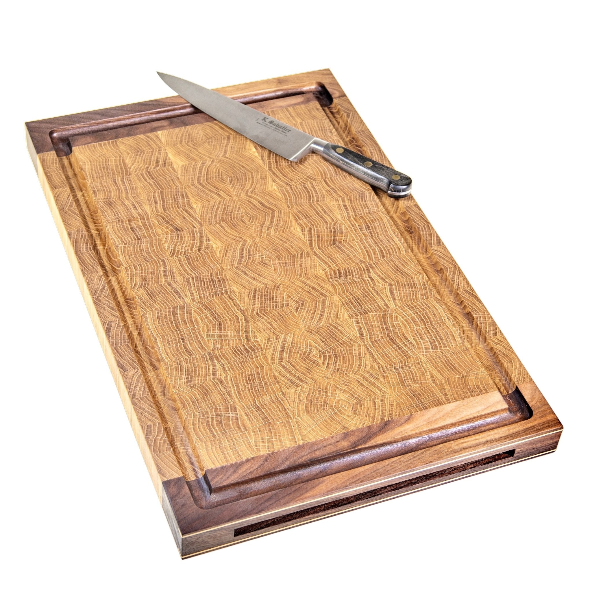 Rune - Jakobsen Design Chefs Board. 5 cm tykt skærebræt med kerne i endetræ og retvendt håndgreb med messingdetaljer. Størrelser fra 40x30 cm - 60x40 cm 40x30x5 cm Skærebrætter_23