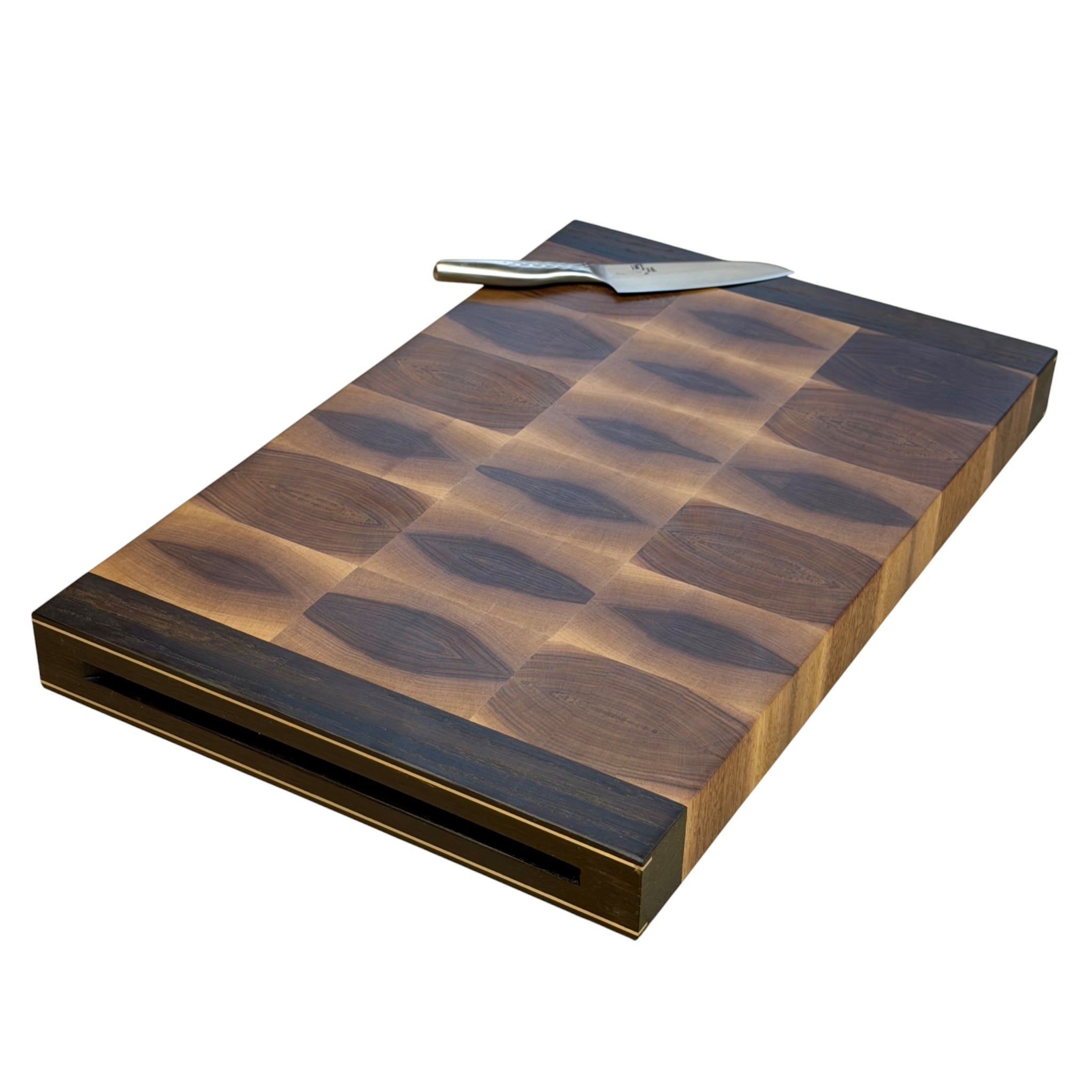 Rune - Jakobsen Design Chefs Board. 5 cm tykt skærebræt med kerne i endetræ og retvendt håndgreb med messingdetaljer. Størrelser fra 40x30 cm - 60x40 cm Skærebrætter_5