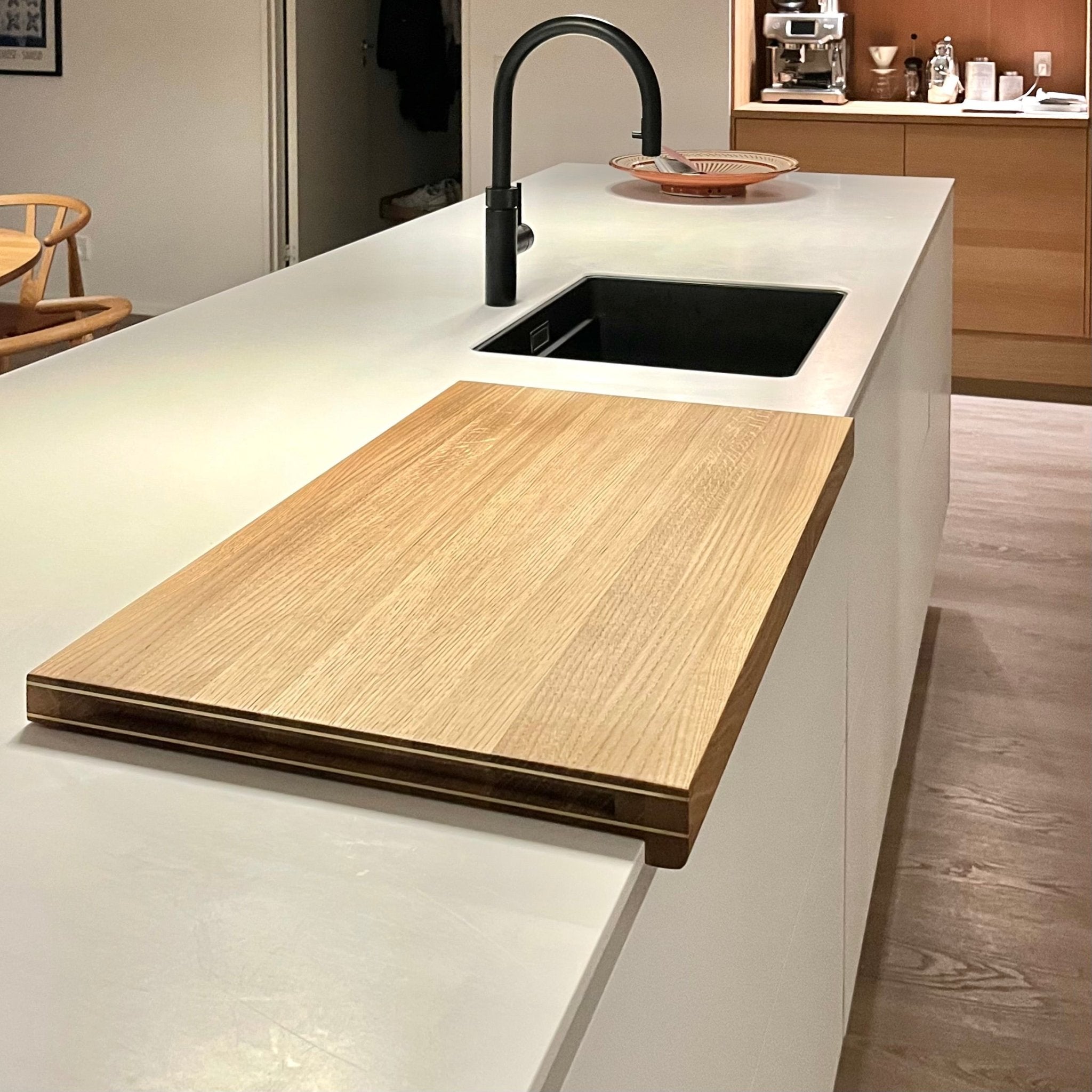 Forefront - Skærebræt med forkant og detaljer i messing. Størrelser fra 40x40 cm - 80x50 cm. - 50x40x3 cm–Valnød - Skærebrætter–Rune - Jakobsen Woodworks