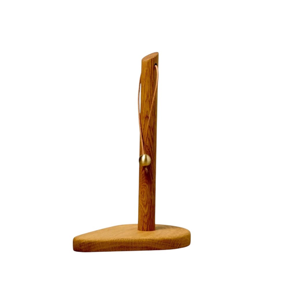 Køkkenrulleholder “Svanen” – massiv eg, læder og messing. - Lys egetræ– - Vaser–Flat Cap Furniture