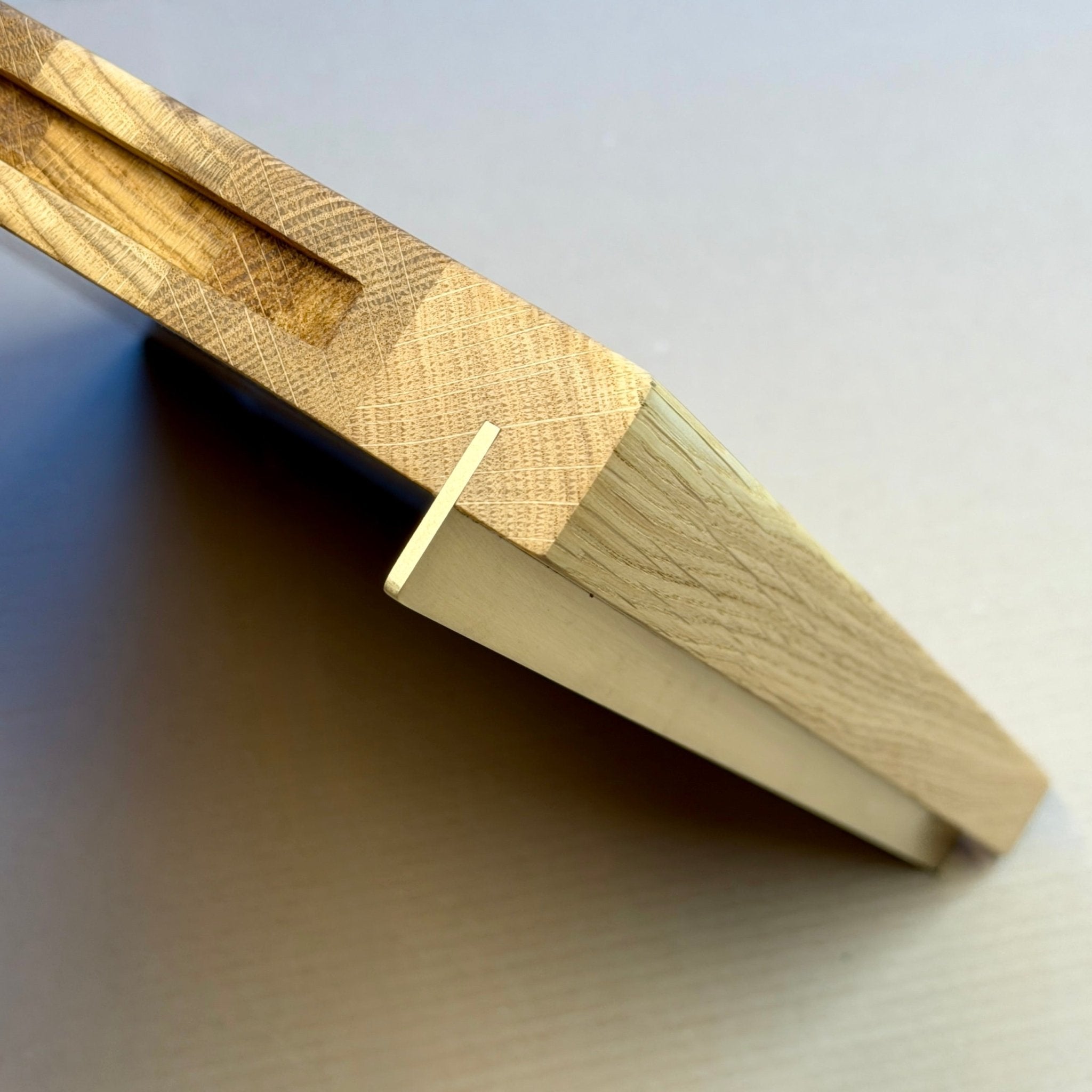 Rune - Jakobsen Woodworks Pasta & Pastry - 3 cm tykt skærebræt med forkant i messing, kobber eller aluminium. Størrelser fra 50x40 cm - 80x50 cm Skærebrætter by Rune - Jakobsen Design