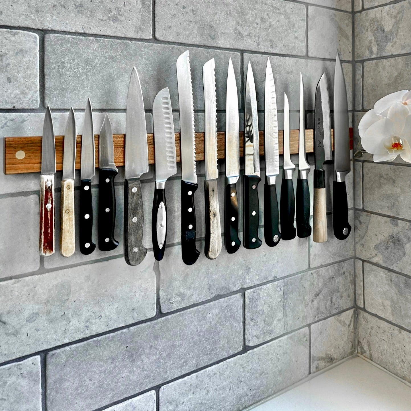 'One Dot' knivskinne i længder fra 30 - 80 cm_30 cm _Røget egetræ _Messing _RNJ/NDTK/30CM/ROGET/KNIVS/4435/011. Knivskinner by Rune - Jakobsen Woodworks