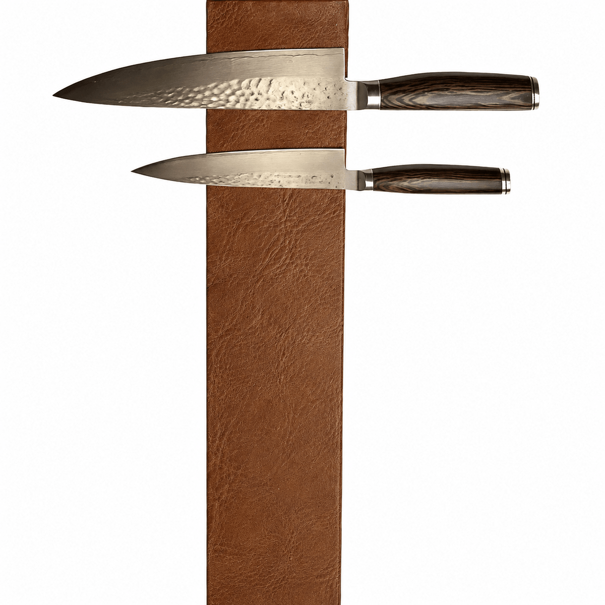 Leather Protected Vertical – bred knivmagnet med brun læder til lodret montering, fra Rune-Jakobsen Woodworks