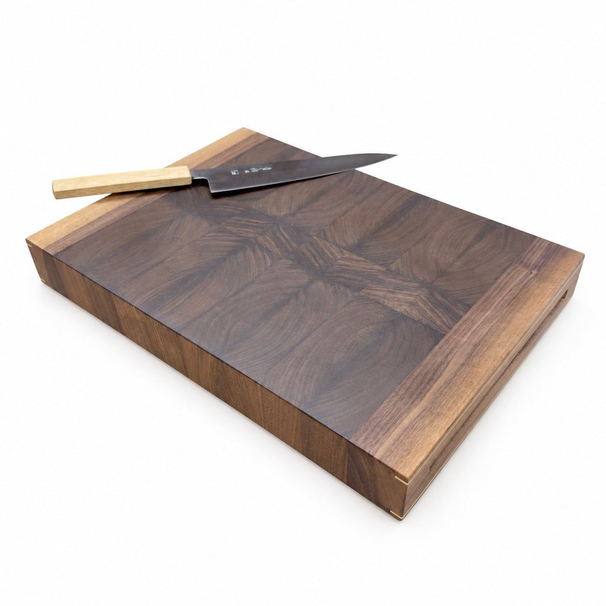 Chefs Board – tabla de cortar de veta testa con detalles en latón, 5 cm, de Rune-Jakobsen Woodworks