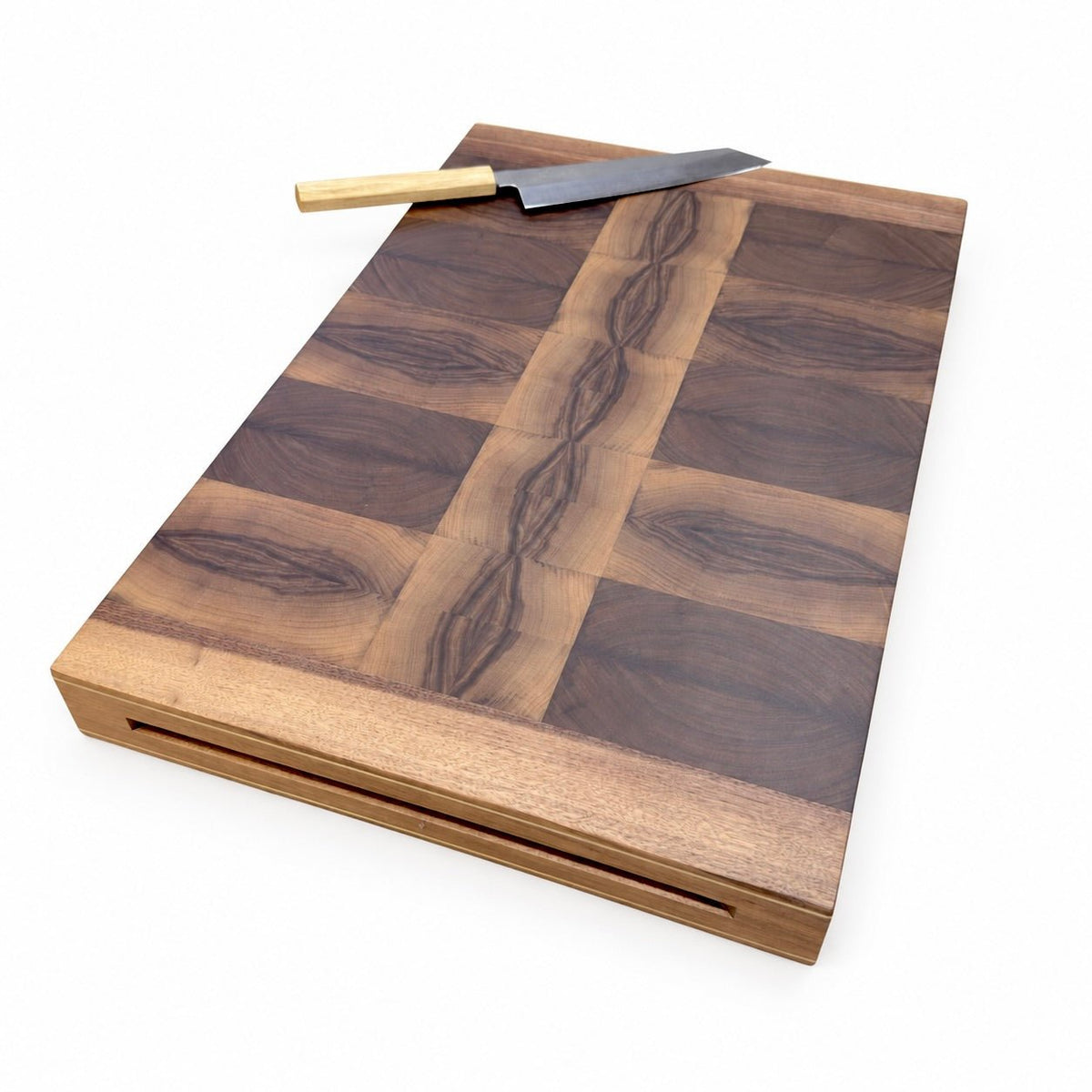 Chefs Board – tabla de cortar de veta testa con detalles en latón, 5 cm, de Rune-Jakobsen Woodworks