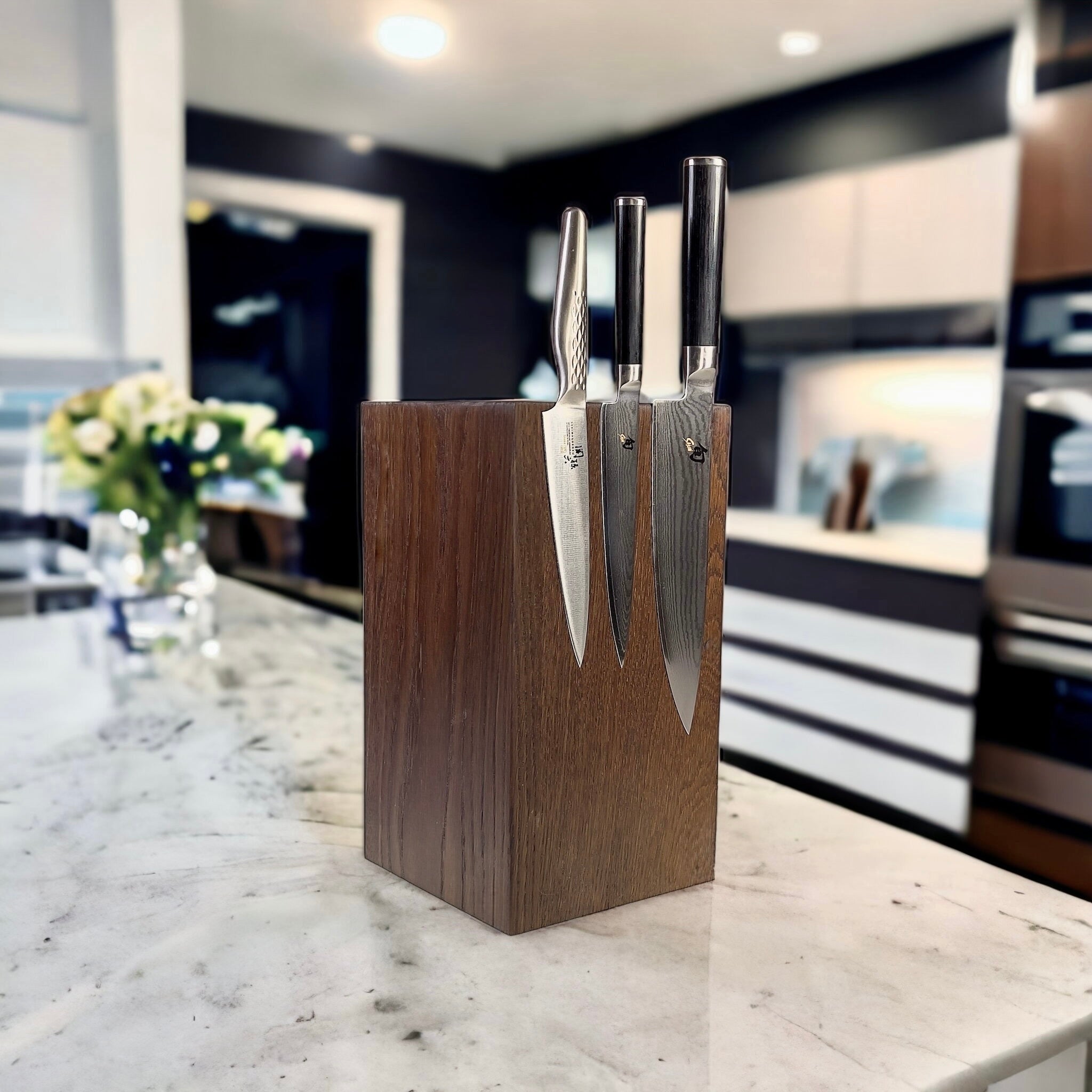 Tower – kvadratisk magnetisk knivblok med metaldetaljer, fra Rune-Jakobsen Woodworks