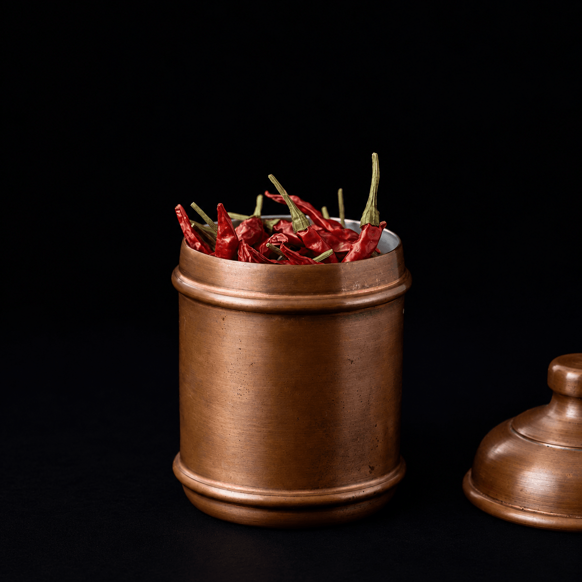 India – boîte en cuivre avec piments séchés, par Sakami Kogei
