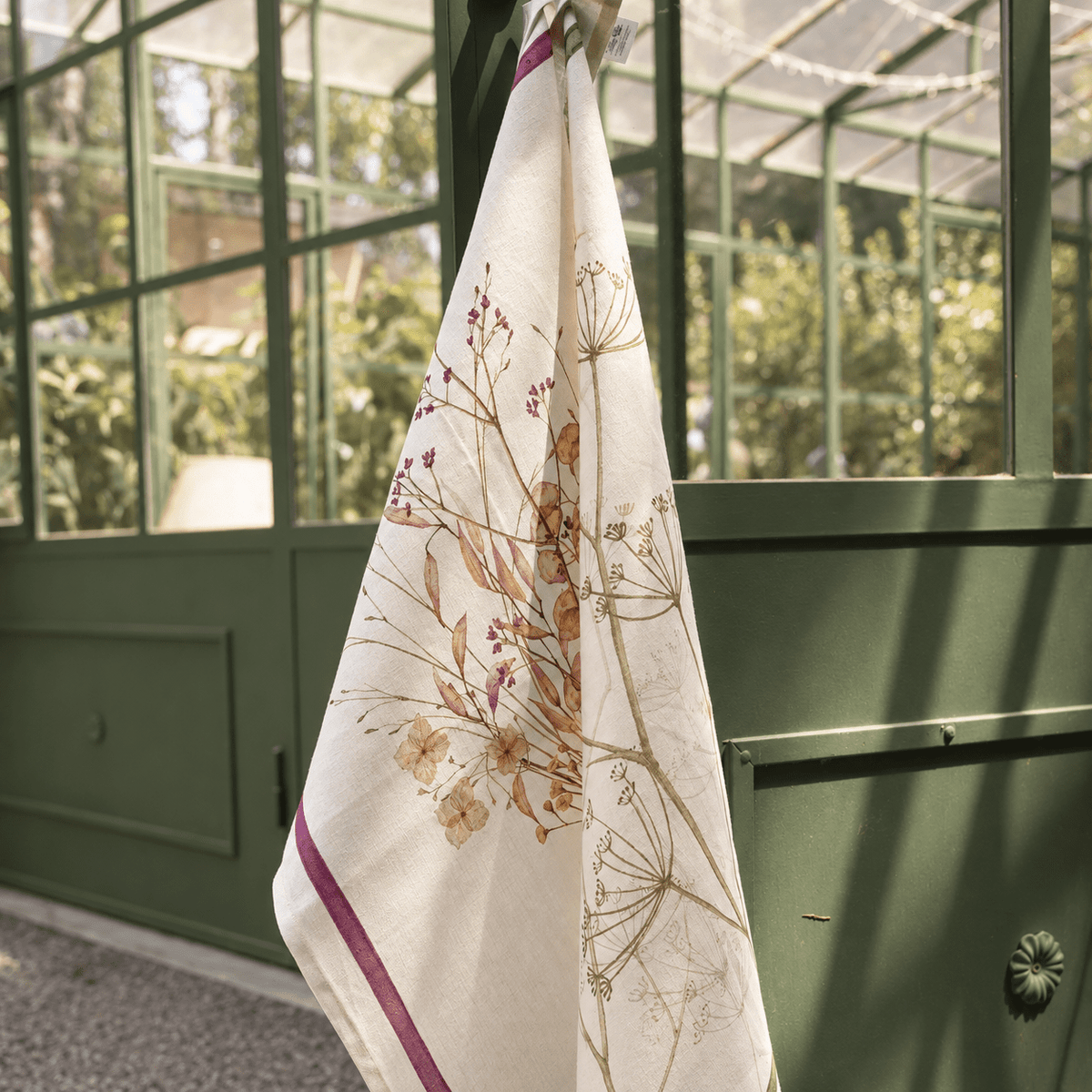 Selvatica linen tea towel – close-up of the motif