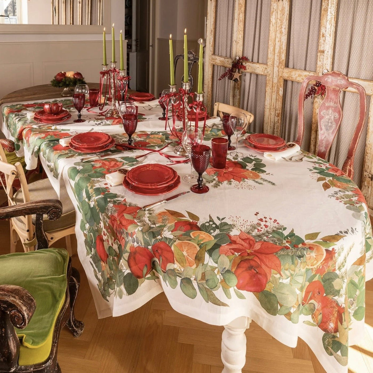 Garland Glee linen tablecloth – detail of the motif