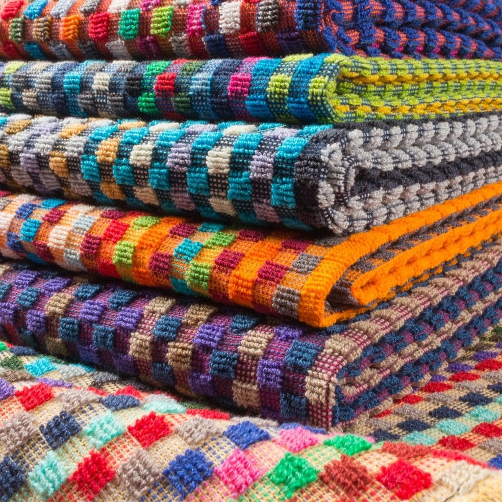 '‘Colorful’ - kvadratisk håndklæde i bomuldsfrotté 50x50 cm' by Rune-Jakobsen Design. Explore our large selction of Køkkenhåndklæder