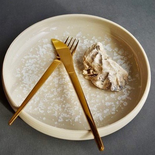 Køb 'Tallerken med stejl kant', stentøj, 22 cm, havskum Diameter 22 cm - højde 5 cm_1 fra Dorte Visby hos os