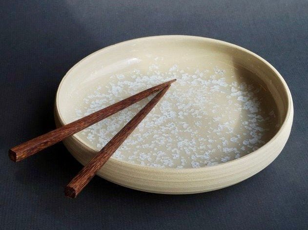 Køb 'Tallerken med stejl kant', stentøj, 22 cm, havskum Diameter 22 cm - højde 5 cm_2 fra Dorte Visby hos os