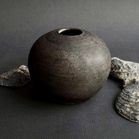 Køb 'Mini Kuglevase', raku, 7 cm, sort _2 fra Dorte Visby hos os