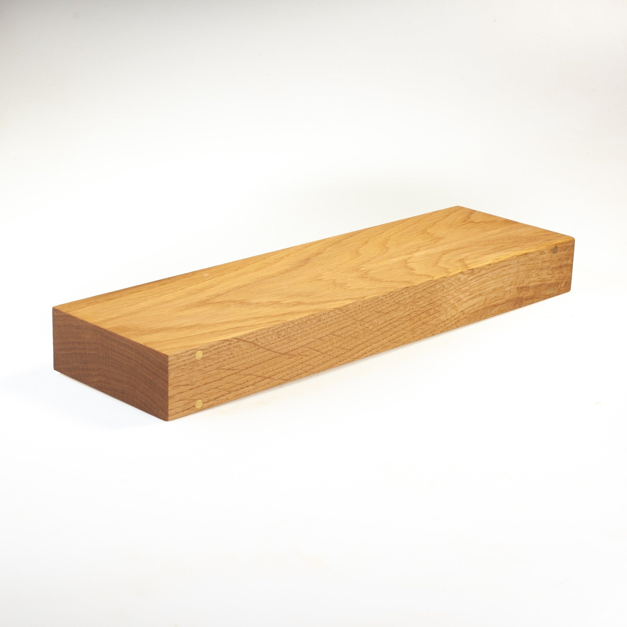 'OUTLET / Plankehylde 40cm, eg' by Rune-Jakobsen Design. Explore our large selction of