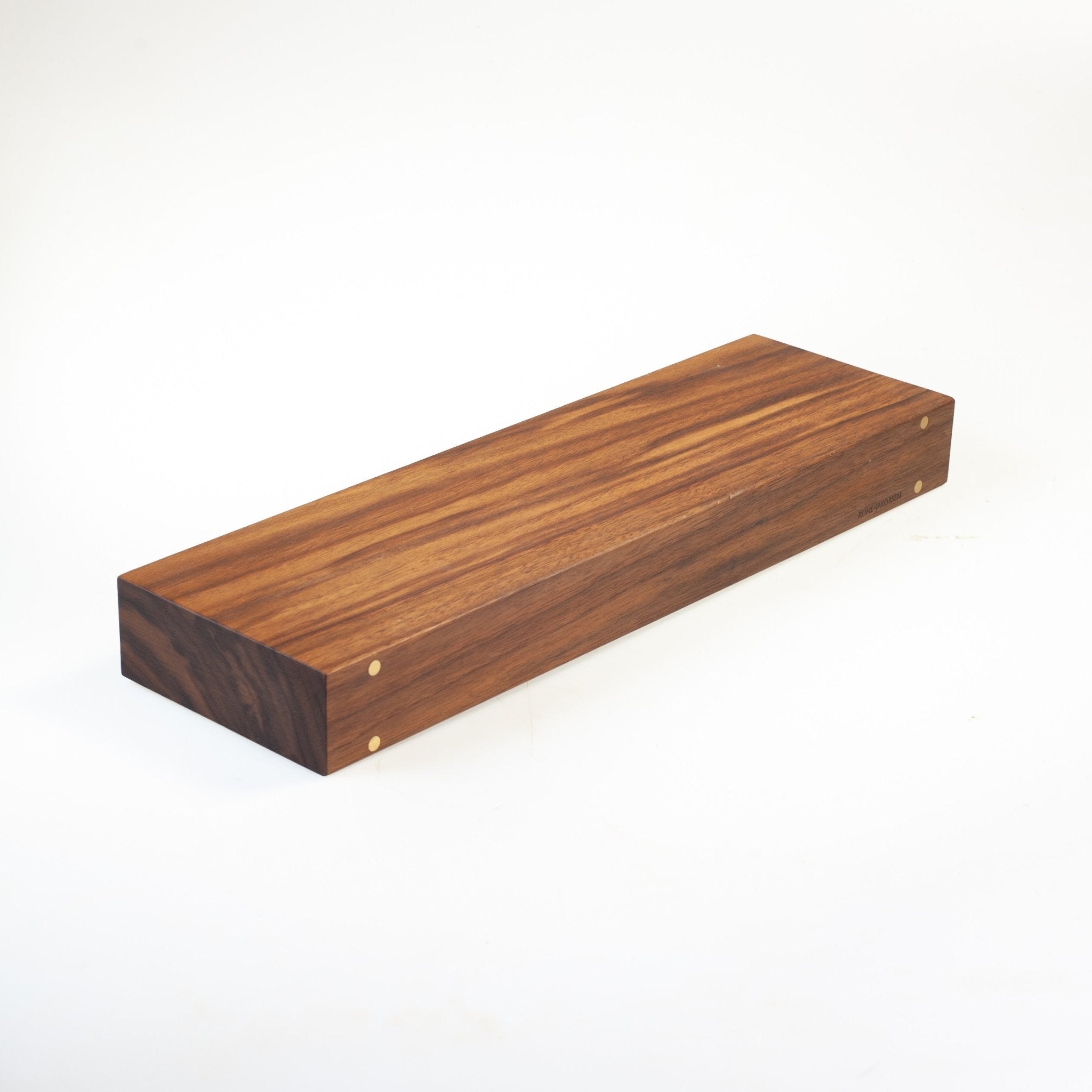 'OUTLET / Plankehylde 40cm, valnød' by Rune-Jakobsen Design. Explore our large selction of
