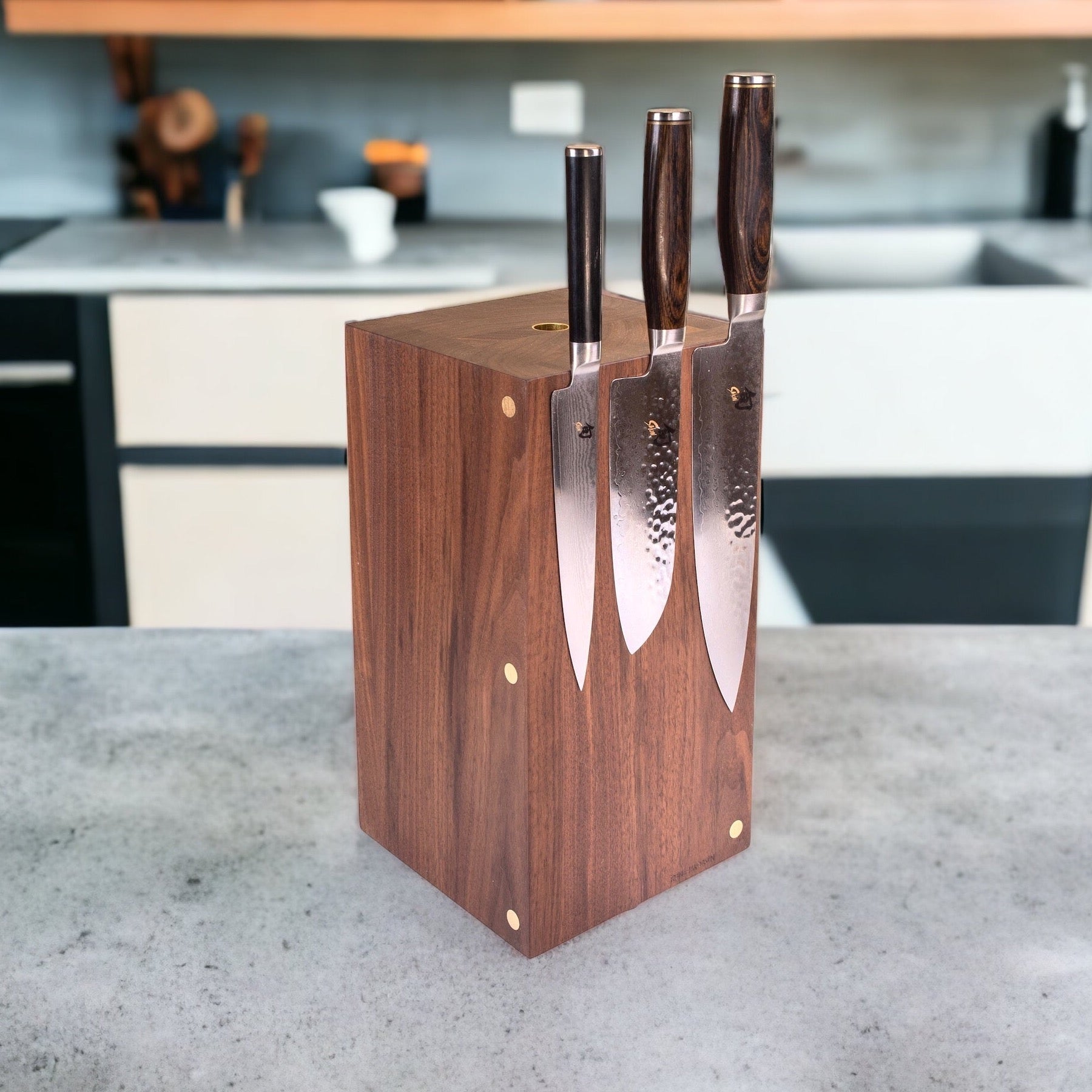Rune-Jakobsen Woodworks 'Tower' magnetisk knivblok med messingrør_1 by Rune-Jakobsen Design